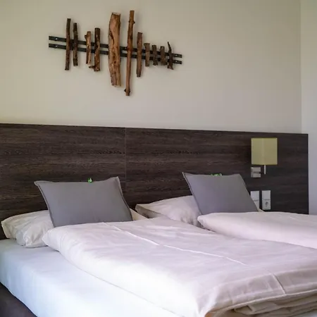 Hotel Eee *