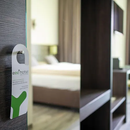 Hotel Eee *