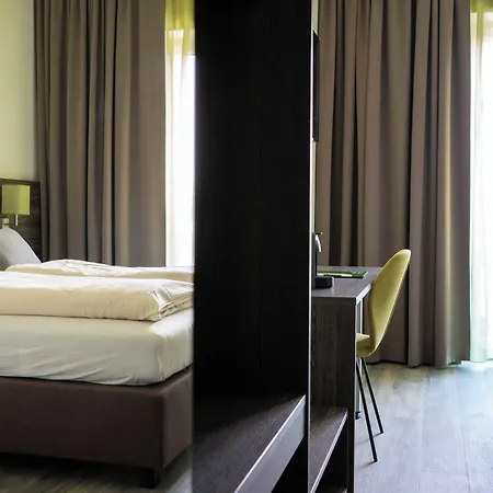Eee Hotel *